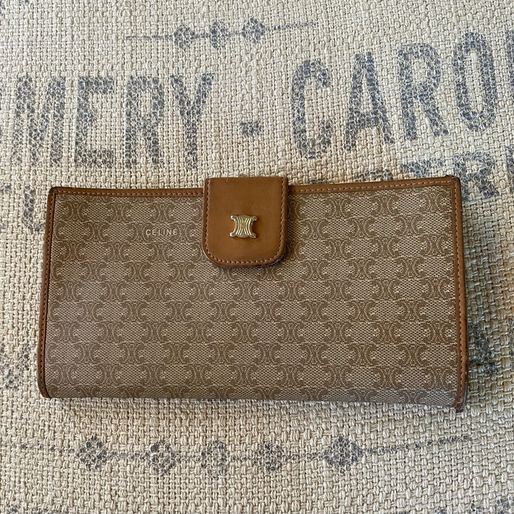 💯GUARANTEED AUTH. Celine Macadam long kisslock billfold
Great used condition.